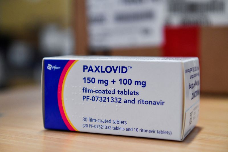&copy; Reuters. FILE PHOTO: Coronavirus disease (COVID-19) treatment pill Paxlovid is seen in a box, at Misericordia hospital in Grosseto, Italy, February 8, 2022. REUTERS/Jennifer Lorenzini/File Photo