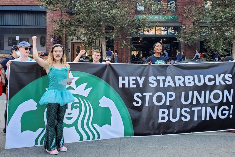 &copy; Reuters. FILE PHOTO: Starbucks employees who support unionization protest in the company's hometown ahead of Investor Day, in Seattle, Washington, U.S. September 12, 2022. REUTERS/Hilary Russ/File Photo
