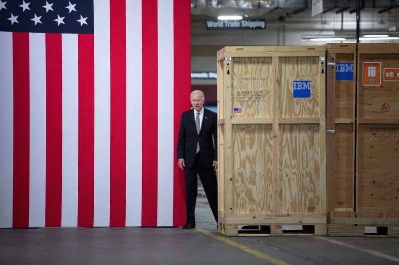 &copy; Reuters. O presidente norte-americano, Joe Biden, em visita à fábrica em Poughkeepsie, no Estado de Nova York. REUTERS/Tom Brenner