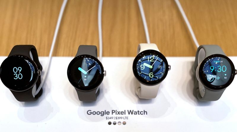 © Reuters. New Google Pixel watches are displayed at a launch event for new Google hardware devices in the Brooklyn borough of New York City, New York, U.S., October 6, 2022. REUTERS/Roselle Chen