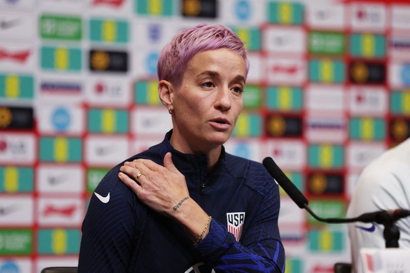 &copy; Reuters. Megan Rapinoe, da seleção norte-americana de futebol feminino, em entrevista coletiva no Estádio de Wembley, em Londres. Action Images via Reuters/Paul Childs