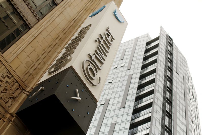 © Reuters. FILE PHOTO: The Twitter logo is shown at its corporate headquarters  in San Francisco, California April 28, 2015. REUTERS/Robert Galbraith/File Photo