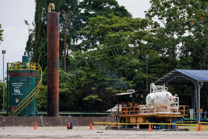 © Reuters. IMAGEN DE ARCHIVO. Una infraestructura de la compañía petrolera estatal ecuatoriana Petroecuador se muestra en las afueras de Nueva Loja, Ecuador, 3 de mayo de 2022. REUTERS/Santiago Arcos