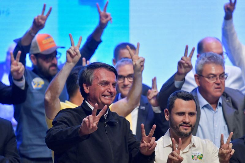 © Reuters. Brazil's President and candidate for re-election Jair Bolsonaro gestures while poses for a photo during a meeting with businessmen of the Minas Gerais State Federation of Industries (Fiemg), in Belo Horizonte, Brazil October 6, 2022. REUTERS/Whashington Alves