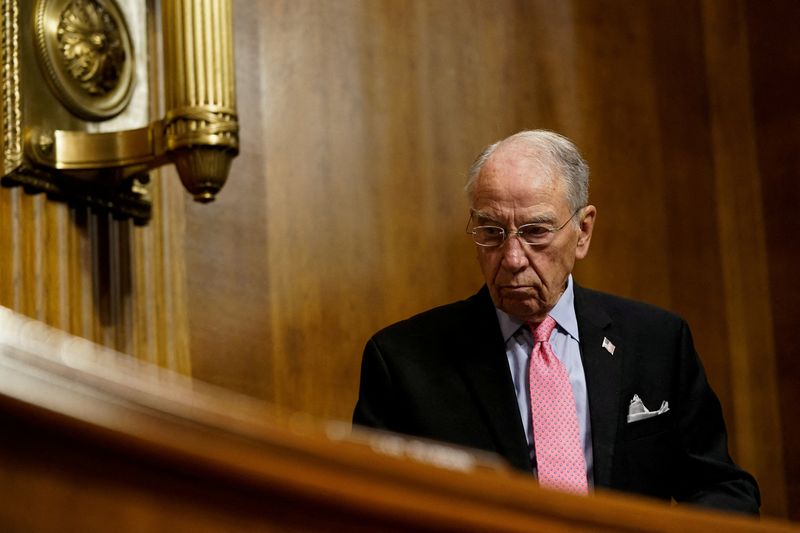 © Reuters. FILE PHOTO: U.S. Senator Chuck Grassley (R-IA) walks into a U.S. Senate Judiciary Committee hearing on Capitol Hill in Washington, U.S., September 7, 2022. REUTERS/Elizabeth Frantz/File Photo