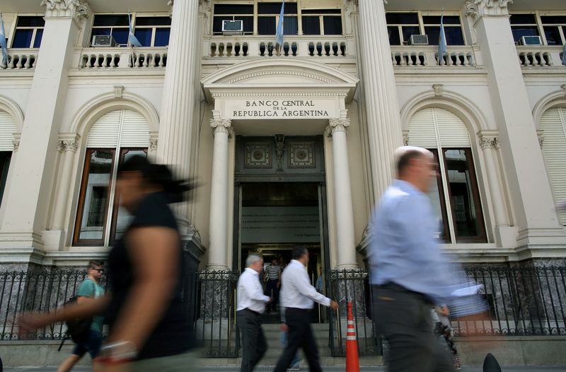 &copy; Reuters. FILE PHOTO: Pedestrians pass by Argentina's Banco Central (Central Bank) in Buenos Aires' financial district, Argentina, January 8, 2018. REUTERS/Agustin Marcarian