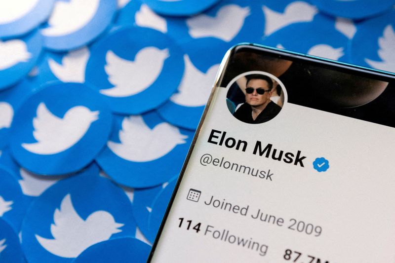 © Reuters. Le profil Twitter d'Elon Musk est vu sur un smartphone placé sur des logos Twitter imprimés. /Photo d'illustration prise le 28 avril 2022/REUTERS/Dado Ruvic/Illustration