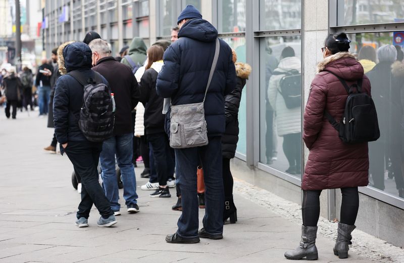 &copy; Reuters. FILE PHOTO: People queue up outside a vaccination centre in a shopping mall, amid the COVID-19 pandemic, in Berlin, Germany, November 20, 2021. REUTERS/Christian Mang