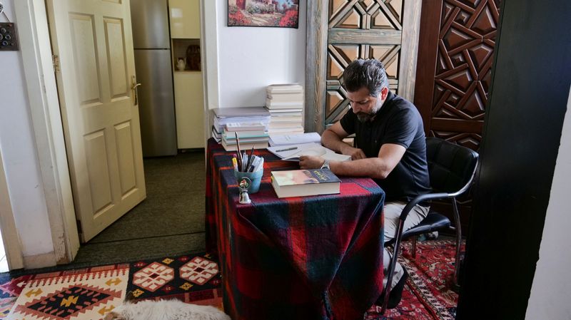&copy; Reuters. الناشط الكردي الإيراني سيروان حسن في منزله في أربيل بالعراق يوم 30 سبتمبر أيلول 2022. تصوير: شارلوت برونو - رويترز.