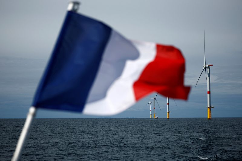 &copy; Reuters. Un drapeau français flotte devant les éoliennes du parc éolien offshore de Saint-Nazaire, au large de la péninsule guérandaise, dans l'ouest de la France,. /Photo prise le 30 septembre 2022/REUTERS/Stéphane Mahé
