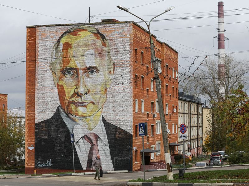 &copy; Reuters. A view shows an apartment block with a mural depicting Russian President Vladimir Putin in the town of Kashira in the Moscow region, Russia October 6, 2022. REUTERS/Evgenia Novozhenina