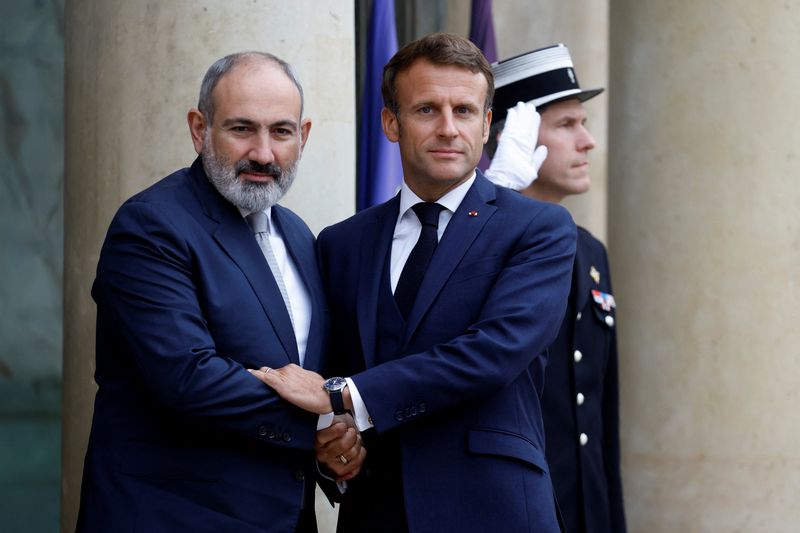 &copy; Reuters. رئيس الوزراء الأرميني نيكول باشينيان والرئيس الفرنسي إيمانويل ماكرون في قصر الإليزية في باريس يوم 26 سبتمبر أيلول 2022. تصوير: جونزالو فوينتس -