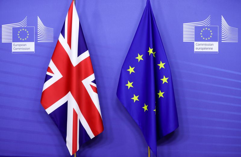 &copy; Reuters. FOTO DE ARCHIVO: Banderas de Reino Unido y de la Unión Europea antes de la reunión de la presidenta de la Comisión Europea, Ursula von der Leyen, y el primer ministro británico, Boris Johnson, en Bruselas, Bélgica, 9 de diciembre de 2020. REUTERS/Oli