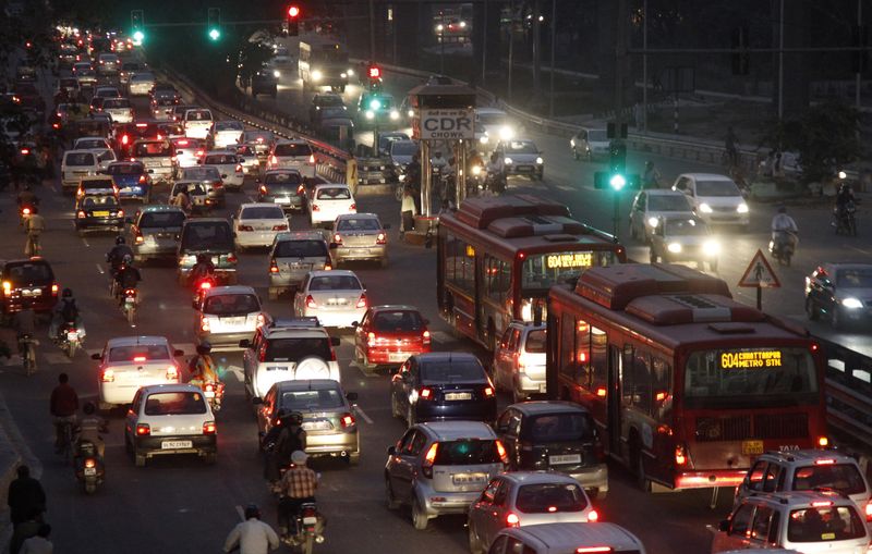 © Reuters. FILE PHOTO: Traffic moves along a busy road in New Delhi November 9, 2011. REUTERS/B Mathur (INDIA - Tags: TRANSPORT BUSINESS)