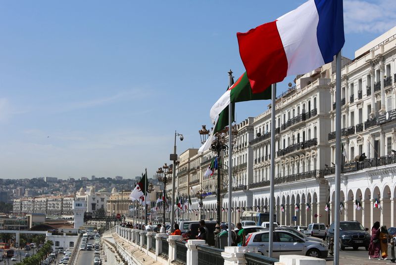 &copy; Reuters. Les drapeaux algérien et français flottent avant l'arrivée du président français Emmanuel Macron, à Alger, en Algérie. /Photo prise le 25 août 2022/REUTERS/Ramzi Boudina
