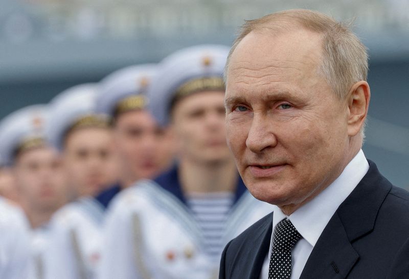 &copy; Reuters. FOTO DE ARCHIVO. El presidente de Rusia, Vladimir Putin, asiste a un desfile con motivo del Día de la Marina en San Petersburgo, Rusia. 31 de julio de 2022. REUTERS/Maxim Shemetov