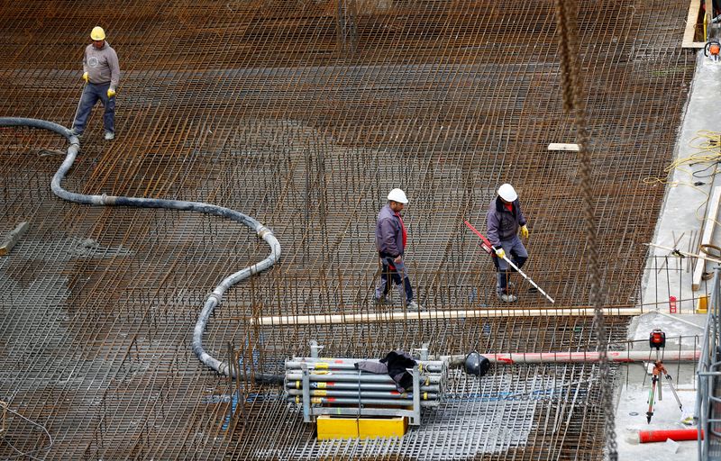 &copy; Reuters. FILE PHOTO: Workers are pictured at a construction site in Vienna, Austria, March 9, 2017.   REUTERS/Leonhard Foeger