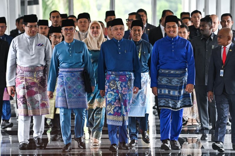 &copy; Reuters. FILE PHOTO: Malaysia's Prime Minister Ismail Sabri walks with Finance Minister Tengku Zafrul as they arrive to present the 2023 budget at the parliament house in Kuala Lumpur, Malaysia October 7, 2022. Malaysian Department of Information/Nazri Rapaai/Hand