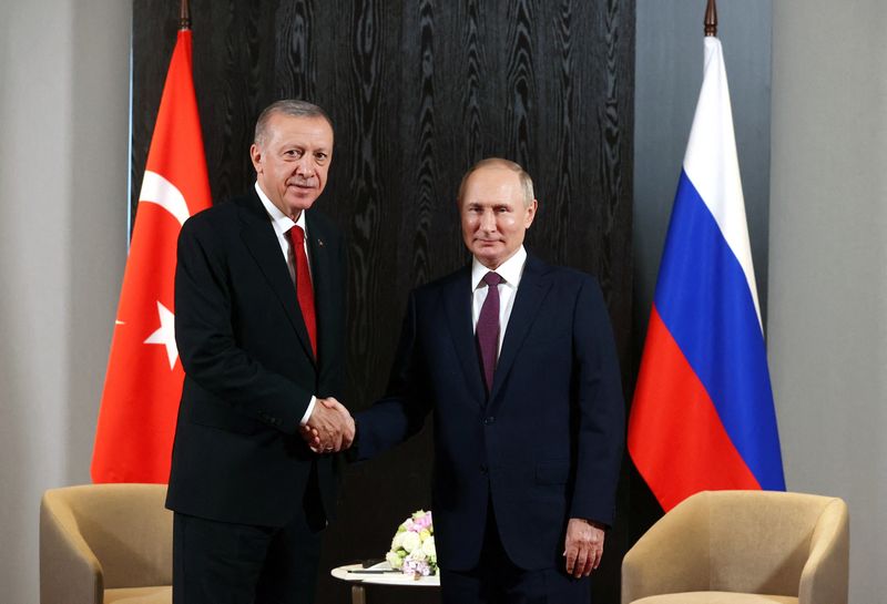 &copy; Reuters. 　１０月７日、トルコ大統領府は、エルドアン大統領（写真左）がロシアのプーチン大統領（同右）と電話で会談し、両国関係の改善について協議したと発表した。ウズベキスタンで行われ