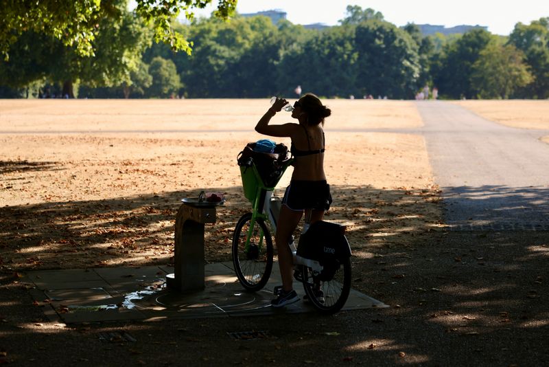 &copy; Reuters. FILE PHOTO: A cyclist stops at a drinking water fountain in Hyde Park during a heatwave in London, Britain, August 13, 2022. REUTERS/Kevin Coombs