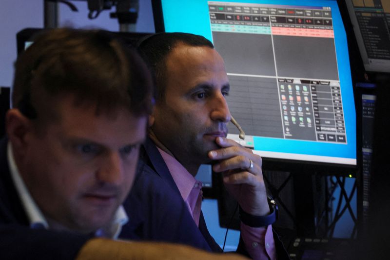 &copy; Reuters. Traders work on the floor of the New York Stock Exchange (NYSE) in New York City, U.S., August 29, 2022.  REUTERS/Brendan McDermid