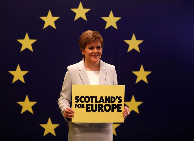 &copy; Reuters. FOTO DE ARCHIVO: La primera ministra de Escocia, Nicola Sturgeon, delante de una bandera de la Unión Europea en la conferencia del Partido Nacional Escocés (SNP) en Edimburgo, Escocia, Reino Unido 27 de abril de 2019. REUTERS/Russell Cheyne/File Photo