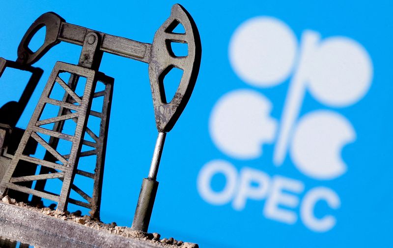 &copy; Reuters. Un martinetto per pompe petrolifere stampato in 3D davanti al logo dell'Opec in questa immagine illustrativa, 14 aprile 2020. REUTERS/Dado Ruvic/Foto d'archivio