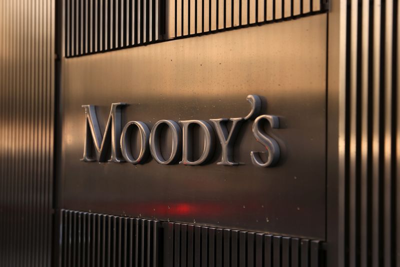 &copy; Reuters. Logo Moody all'esterno della sede della Moody's Corporation a Manhattan, 12 novembre 2021. REUTERS/Andrew Kelly/File Photo