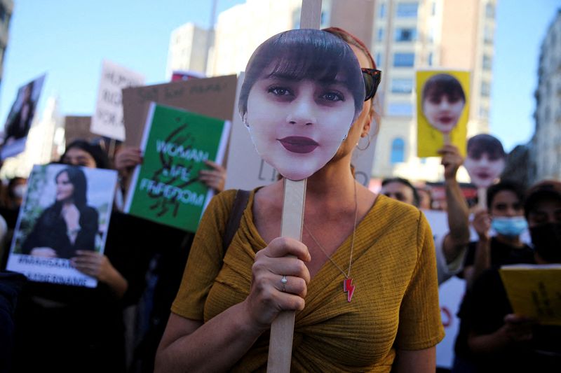 &copy; Reuters. Des manifestants se rassemblent en soutien aux femmes iraniennes et contre la mort de Mahsa Amini sur la place Callao à Madrid, en Espagne. /Photo prise le 1er octobre 2022/REUTERS/Isabel Infantes