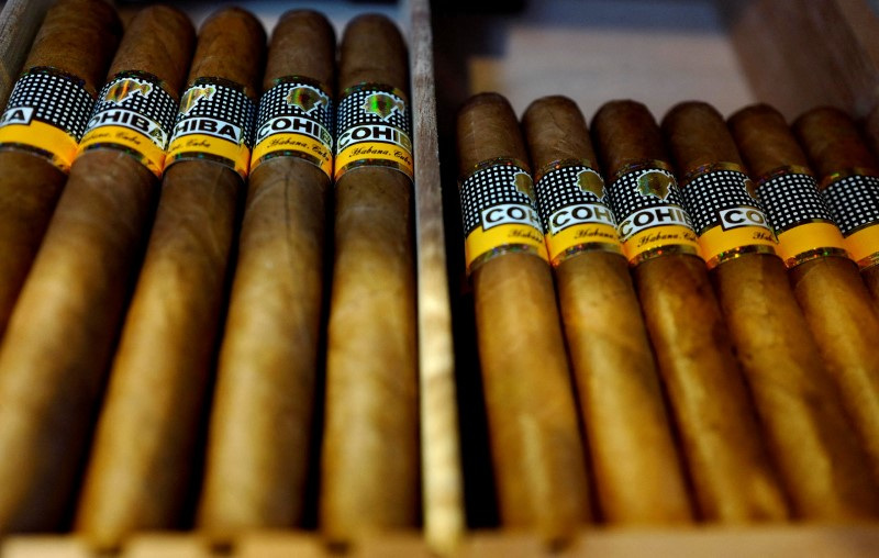 &copy; Reuters. FILE PHOTO: Cigars from Cuban luxury tobacco brand Cohiba are on display at a tobacco shop in Hanau, Germany, May 12, 2017.  REUTERS/Kai Pfaffenbach