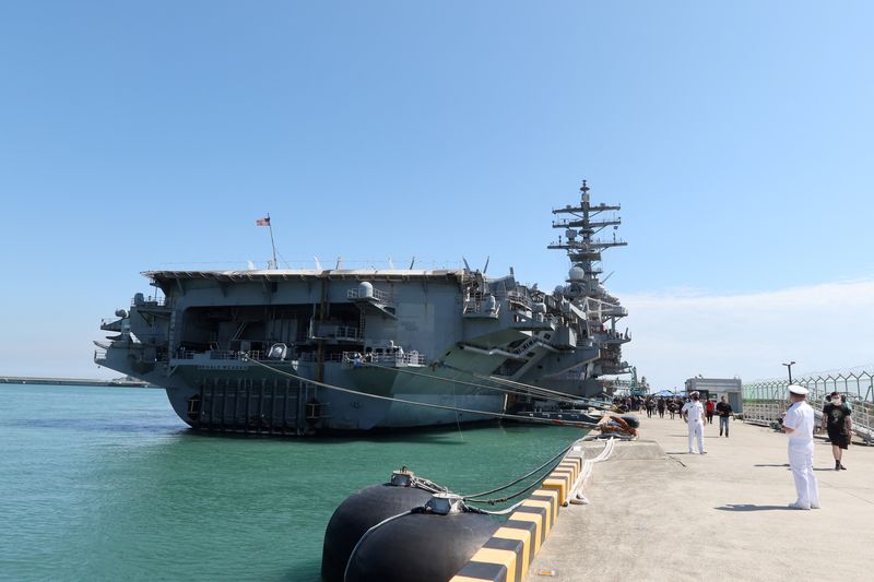 &copy; Reuters. Porta-aviões USS Ronald Reagan 
 23/9/2022    REUTERS/Daewoung Kim