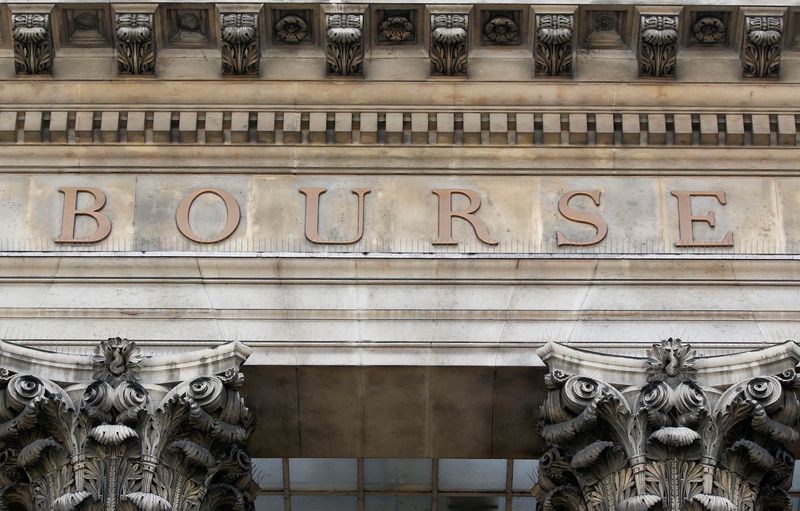 &copy; Reuters. Le mot Bourse est vu sur la façade du Palais Brongniart, ancienne Bourse de Paris, située Place de la Bourse à Paris, France. /Photo d'archives prise le 6 août 2018/REUTERS/Regis Duvignau