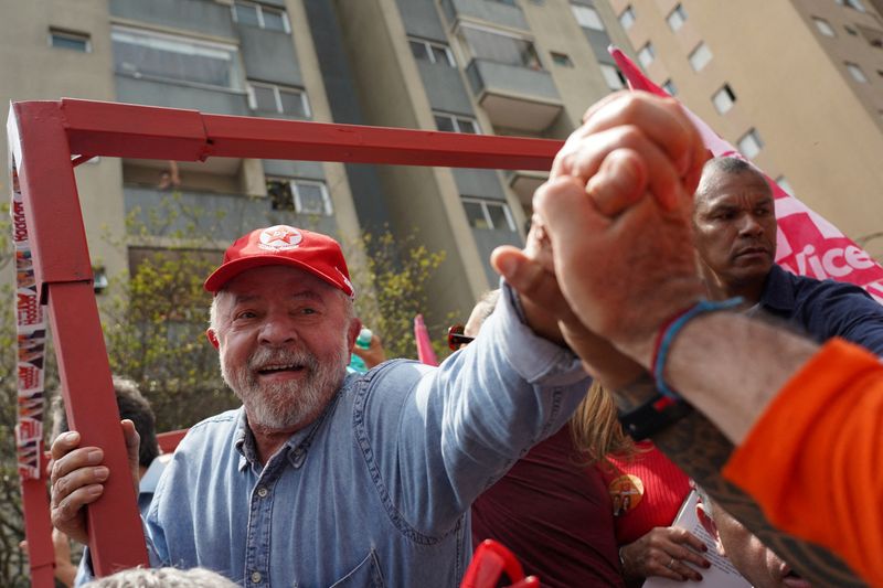 © Reuters. FILE PHOTO: Luiz Inacio Lula da Silva, former president of Brazil and current presidential candidate, greets supporters during a march in Sao Bernardo do Campo, Sao Paulo state, Brazil October 6, 2022. REUTERS/Mariana Greif/File Photo