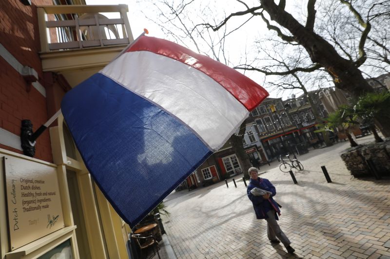 &copy; Reuters. Un drapeau national des Pays-Bas à Delft. /Photo prise le 14 mars 2017/REUTERS/Yves Herman
