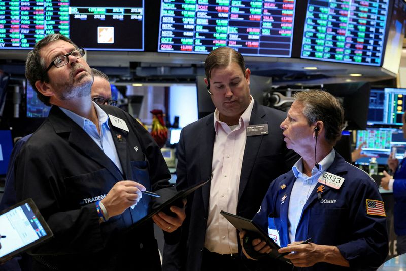 &copy; Reuters. متعاملون خلال التداول في بورصة نيويورك يوم 26 سبتمبر أيلول 2022. تصوير: برندان مكدرميد - رويترز.