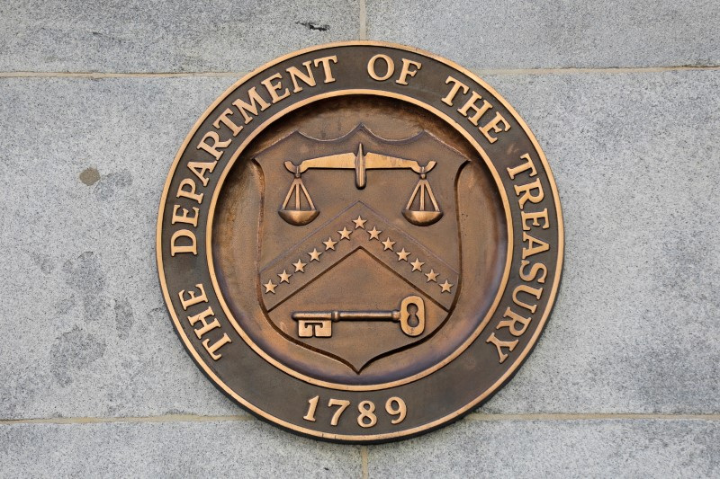 &copy; Reuters. Imagen de archivo del sello del Departamento del Tesoro de Estados Unidos en su sede en Washington, D.C.