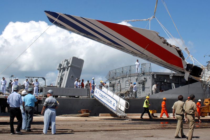 &copy; Reuters. Partes de avião da Air France resgatados no oceano Atlântico chegam ao porto de Recife 
14/06/2009
REUTERS/JC Imagem/Alexandre Severo