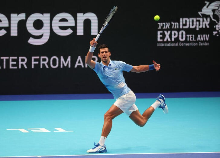 &copy; Reuters. Imagen de archivo del tenista serbio Novak Djokovic durante la final del Abierto de Tel Aviv disputada ante el croata Marin Cilic en el pabellón Expo Tel Aviv, Tel Aviv, Israel. 2 octubre 2022. REUTERS/Nir Elias