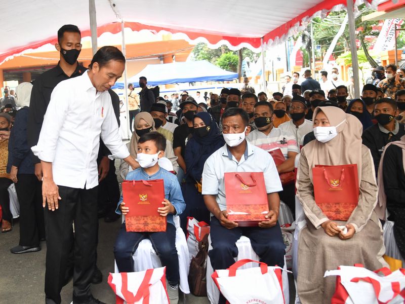 &copy; Reuters. الرئيس الإندونيسي جوكو ويدودو يلتقي مع أقارب ضحايا التدافع في جاوة الشرقية يوم الخامس من أكتوبر تشرين الأول 2022. صورة من الرئاسة الإندونيسية