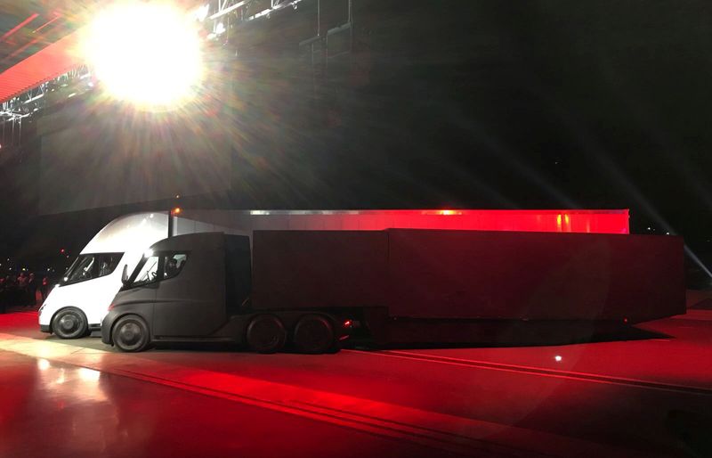 © Reuters. Tesla's new electric semi truck is unveiled during a presentation in Hawthorne, California, U.S., November 16, 2017. REUTERS/Alexandria Sage