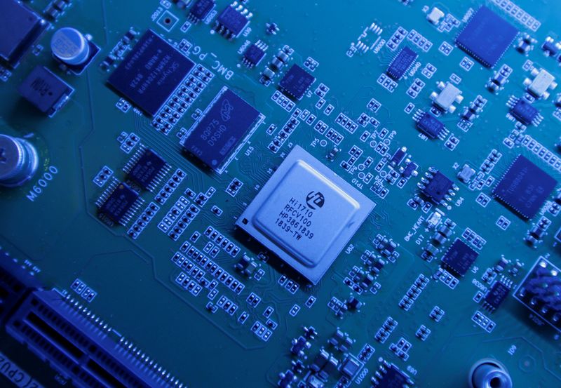 © Reuters. FILE PHOTO - Hi1710 BMC management chip is seen on a Kunpeng 920 chipset designed by Huawei's Hisilicon subsidiary is on display at Huawei's headquarters in Shenzhen, Guangdong province, China May 29, 2019. Picture taken May 29, 2019. REUTERS/Jason Lee
