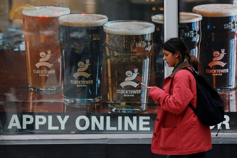 © Reuters. A sign advertising available jobs at the Clocktower Brew Pub hangs in a window in Ottawa, Ontario, Canada, November 9, 2017. REUTERS/Chris Wattie