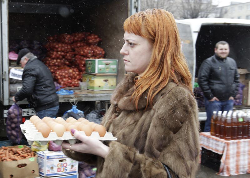 &copy; Reuters. FILE PHOTO: A woman carries eggs as she visits a food market, which operates once a week on Saturday, in the Russian southern city of Stavropol, March 7, 2015. REUTERS/Eduard Korniyenko/File Photo