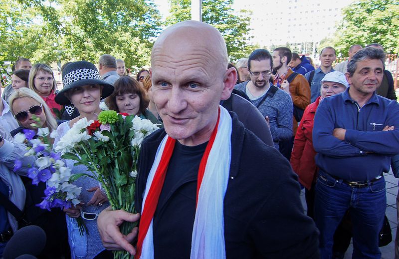 © Reuters. FILE PHOTO - Belarusian human rights activist Ales Byalyatski meets with journalists and his supporters, after he was released from prison and arrived at a railway station in Minsk, Belarus, June 21, 2014. REUTERS/Marina Serebryakova