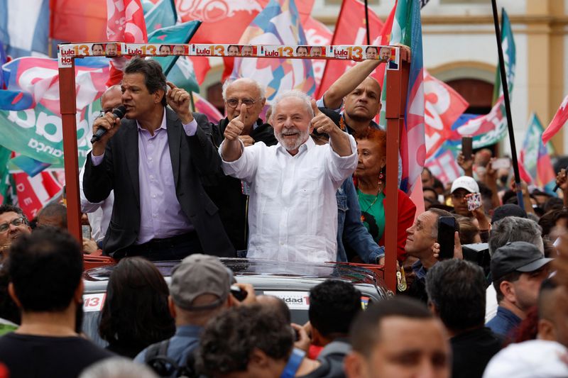 &copy; Reuters. Ex-presidente Luiz Inácio Lula da Silva acena durante caminhada de campanha em Guarulhos
07/10/2022 REUTERS/Amanda Perobelli