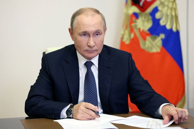 &copy; Reuters. الرئيس الروسي فلاديمير بوتين في اجتماع عبر الاتصال المرئي في موسكو يوم الخامس من أكتوبر تشرين الأول 2022 في صورة حصلت عليها رويترز من وكالة سب