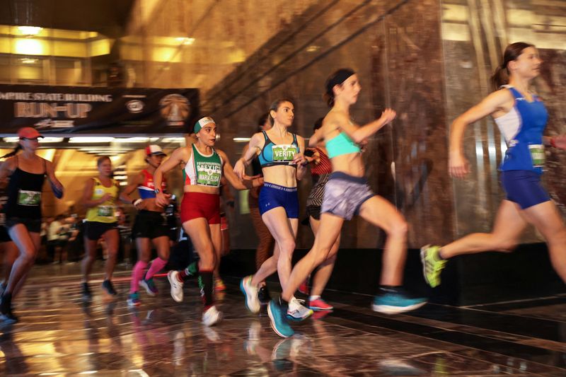 &copy; Reuters. Runners compete in the 44th Annual Empire State Building Run-Up the 86 floors to the 86th floor observatory of the Empire State Building in New York City, U.S., October 6, 2022. REUTERS/Shannon Stapleton
