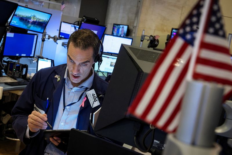 © Reuters. A trader works on the floor of the New York Stock Exchange (NYSE) in New York City, U.S., October 7, 2022. REUTERS/Brendan McDermid