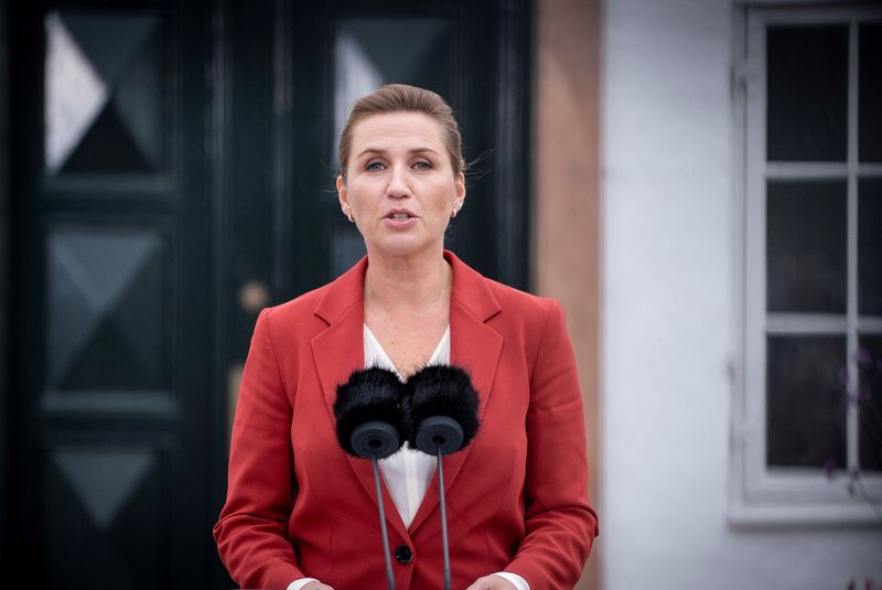 &copy; Reuters. FOTO DE ARCHIVO-La primera ministra de Dinamarca, Mette Frederiksen, habla durante una conferencia de prensa frente a Marienborg en Copenhague, Dinamarca. 5 de octubre de 2022. Ritzau Scanpix/vía REUTERS