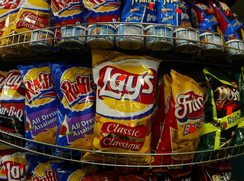 &copy; Reuters. FILE PHOTO: Snack food giant Frito Lay Canada announced February 24, 2004 that it is eliminating trans fat from it's favorite potato chip brands. To remove trans fat, the company will replace hydrogenated oils with corn oil. Frito Lays snacks are seen in 
